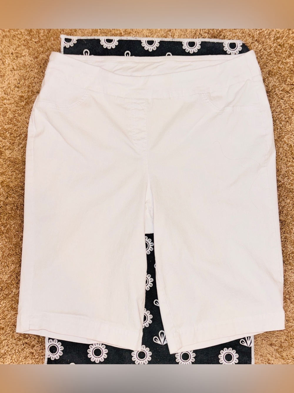 ✨ Kim Rogers White Stretch Shorts — Size 12 ✨ - Picture 7 of 7